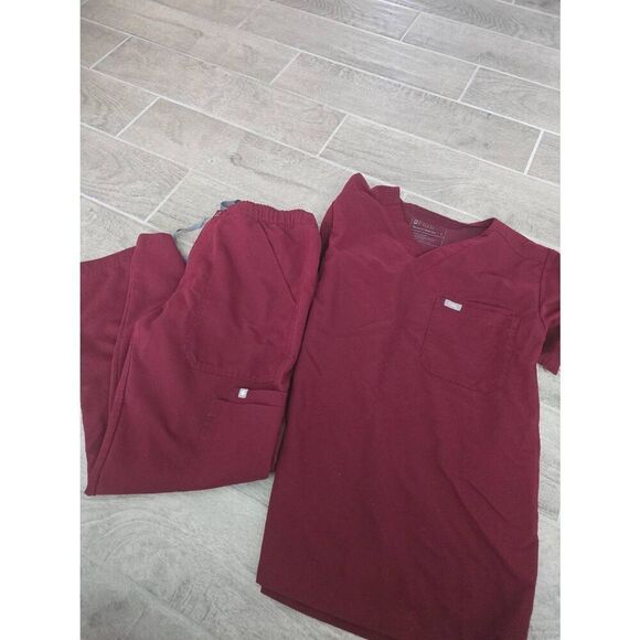 Men's‎ Figs Scrub Set Burgundy Leon Top Cargo Pants Size Small - Picture 1 of 9